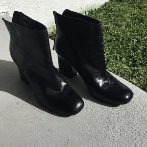 Cute black boots w/ chunky heel. offers welcome